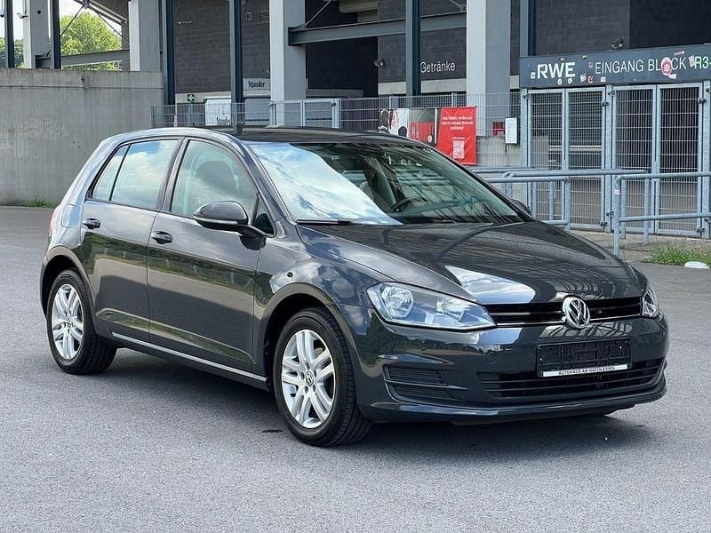 Grau Gebraucht 2017 VW Golf VII Trendline Limousine | 10.490 € (Superpreis) - Bild 1/4