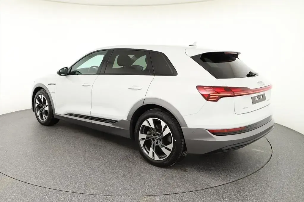 Second-hand Audi e-tron Advanced 230 kW (313 CP) 2022 Alb SUV