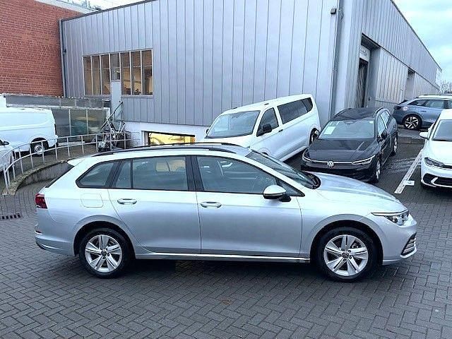 Gebraucht VW Golf VIII Life 131 PS (96 kW) 2023 Reflexsilber metallic Kombi