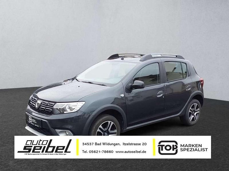 Kometengrau Gebraucht 2020 Dacia Sandero Celebration Kleinwagen | 10.490 € (Fairer Preis) - Bild 1/3