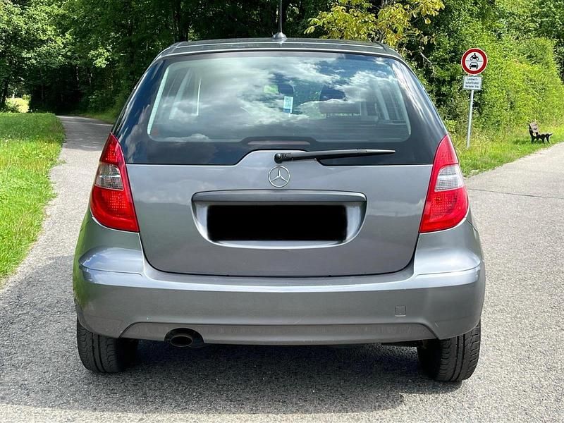 Gebraucht Mercedes A180 109 PS (80 kW) 2011 Grau Kleinwagen