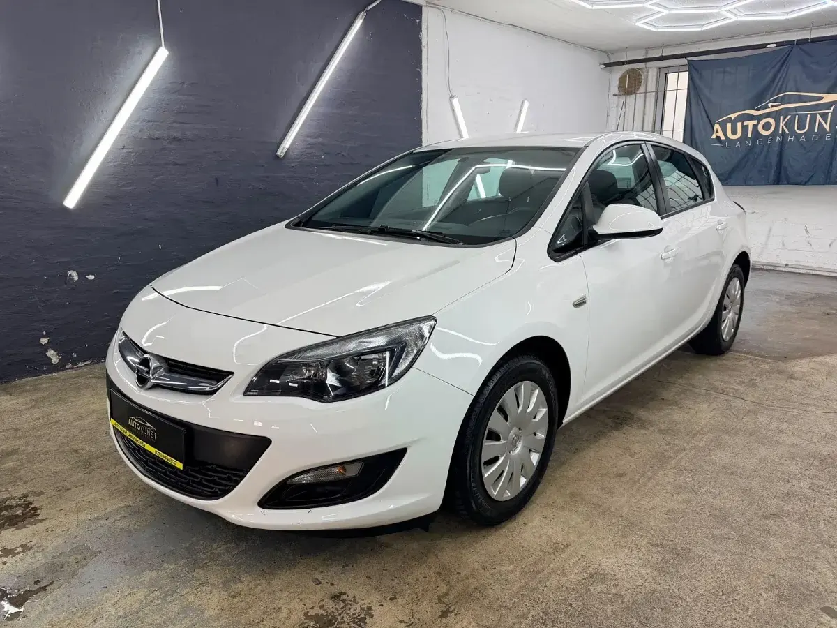 Gebraucht Opel Astra Selection 116 PS (85 kW) 2015 Weiß Limousine