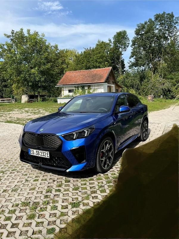 Blau Gebraucht 2024 BMW iX2 Sport Line SUV | 51.300 € (Etwas zu teuer) - Bild 1/4