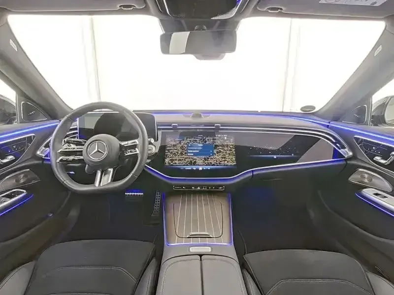 Gebraucht Mercedes E220 AMG 197 PS (144 kW) 2025 Schwarz Limousine