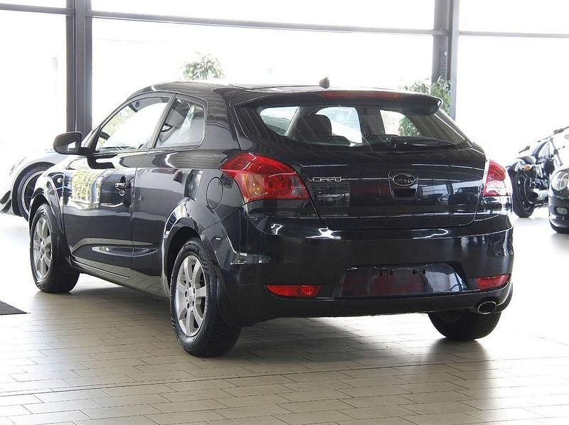 Second-hand Kia Ceed 125 CP (91 kW) 2010 Negru Hatchback