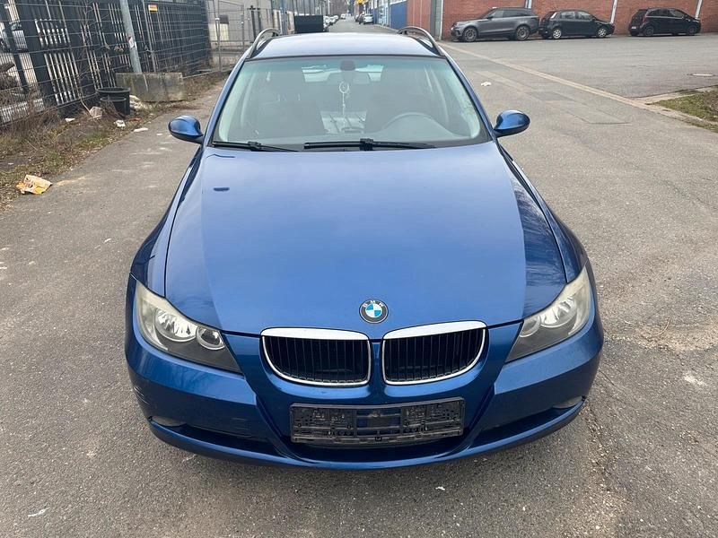 Gebraucht BMW 320 130 PS (95 kW) 2007 Blau Kombi