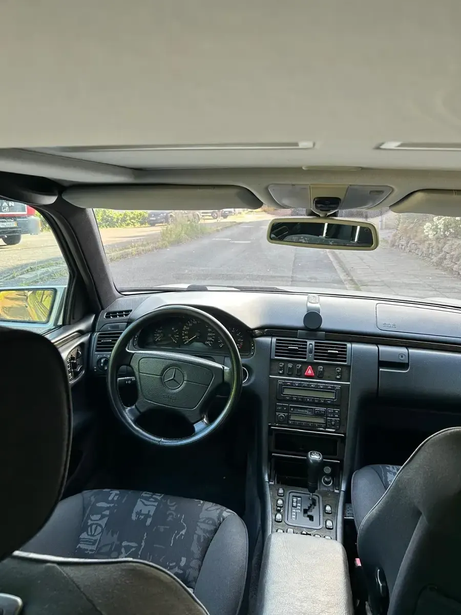 Gebraucht Mercedes E240 170 PS (125 kW) 1998 Silber Limousine