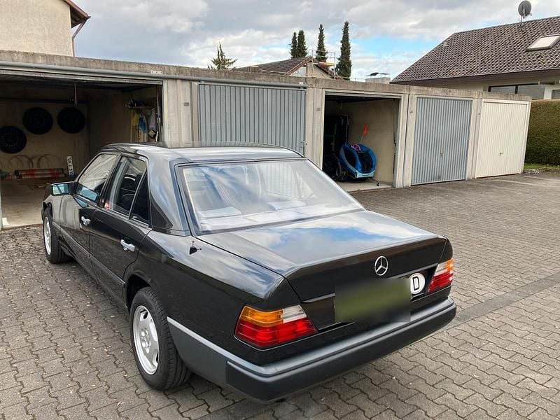 Second-hand Mercedes E230 1987 Negru Berlinǎ