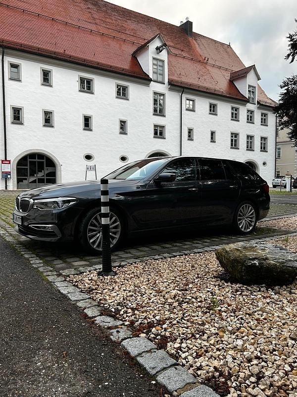Grau Gebraucht 2018 BMW 540 Luxury Line Kombi | 26.999 € (Superpreis) - Bild 1/4
