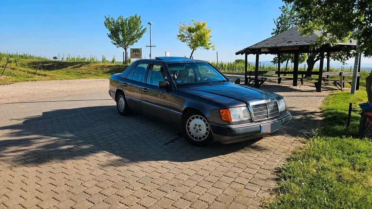 Używany Mercedes E230 132 KM (97 kW) 1990 Purpurowy Sedan/Limuzyna