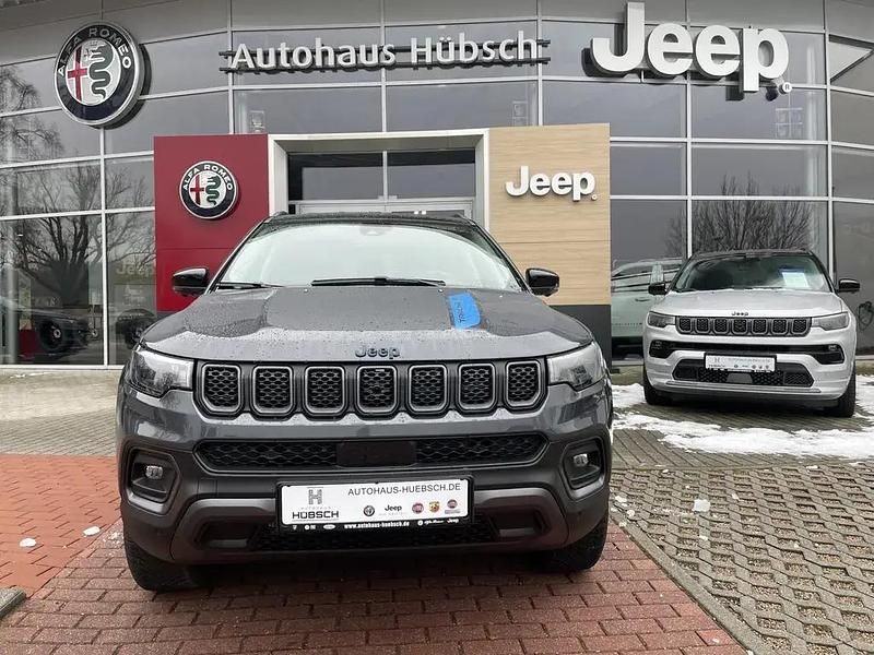 Grau Gebraucht 2022 Jeep Compass Trailhawk SUV | 39.900 € - Bild 1/4