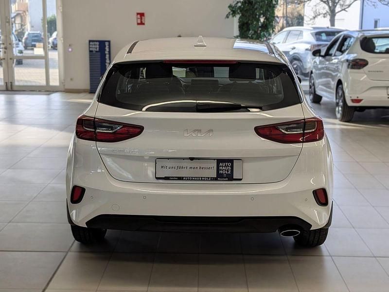 Neu Kia Ceed Vision 140 PS (102 kW) 2025 Weiß Kleinwagen