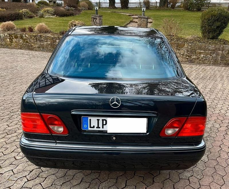 Gebraucht Mercedes E230 Avantgarde 150 PS (110 kW) 1997 Schwarz Limousine