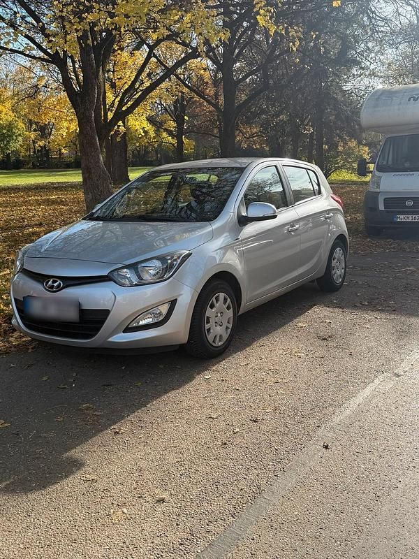 Gebraucht Hyundai i20 86 PS (63 kW) 2013 Grau Kleinwagen