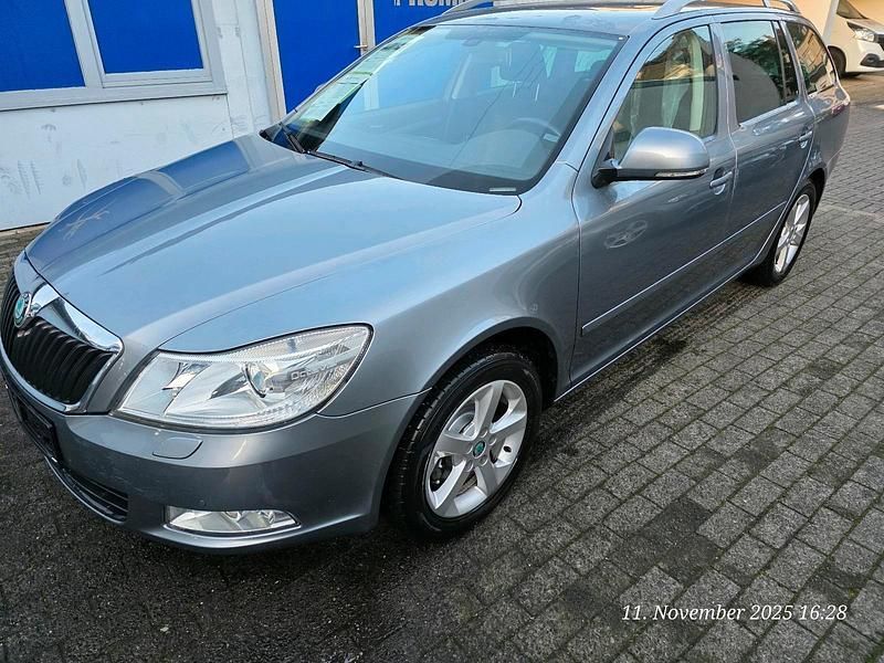 Silber Gebraucht 2012 Skoda Octavia Ambiente Kombi | 4.999 € (Superpreis) - Bild 1/4