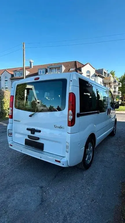 Second-hand Renault Trafic 145 CP (106 kW) 2011 Alb Monovolum