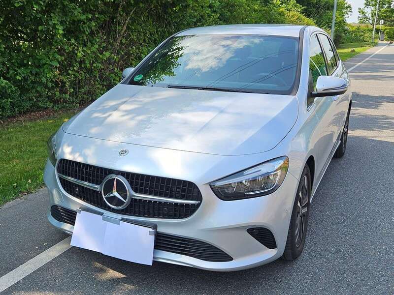Grau Gebraucht 2023 Mercedes B200 Progressive Van / Kleinbus | 33.500 € (Teuer) - Bild 1/4