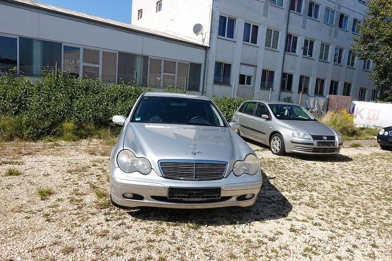 Silber Gebraucht 2004 Mercedes C200 Limousine | 1.890 € (Superpreis) - Bild 1/4
