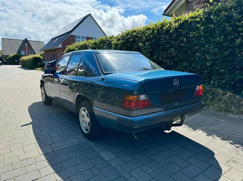 Second-hand Mercedes E260 160 CP (117 kW) 1992 Albastru Berlinǎ