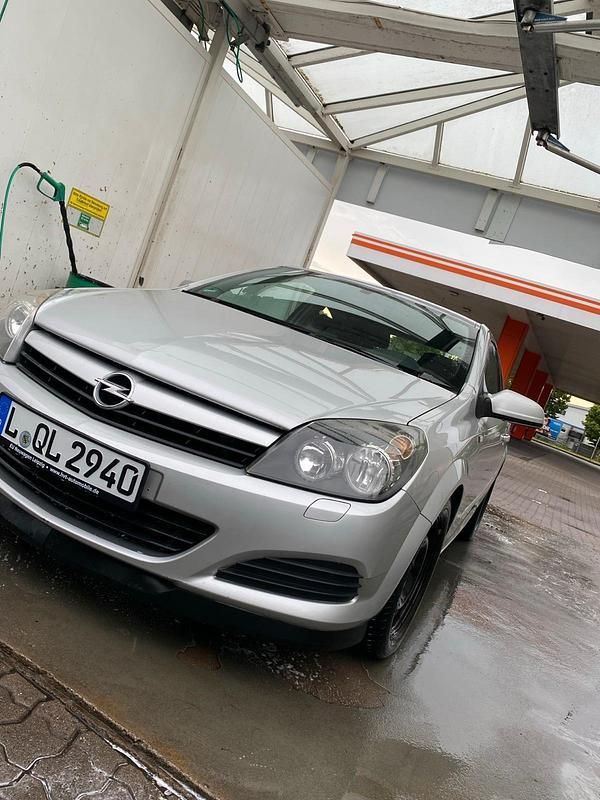 Grau Gebraucht 2006 Opel Astra GTC Coupé | 2.100 € (Fairer Preis) - Bild 1/4