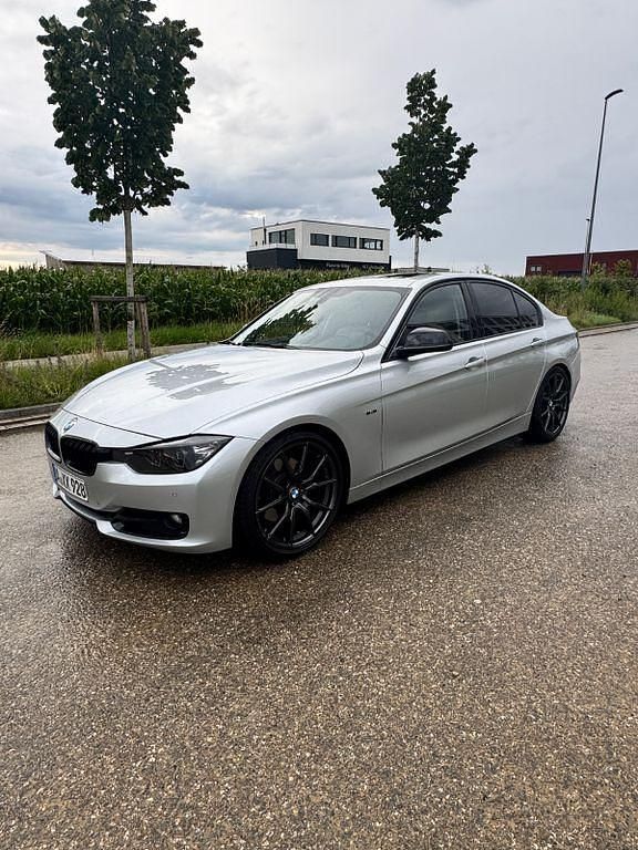 Silber Gebraucht 2012 BMW 328 Sport Line Limousine | 15.490 € (Fairer Preis) - Bild 1/4