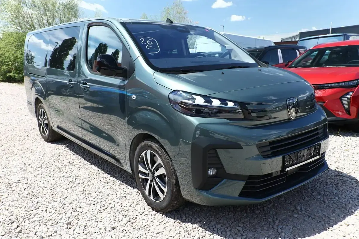 Neu Peugeot Traveller Allure 177 PS (130 kW) 2026 Kapari grün metallic Van / Kleinbus