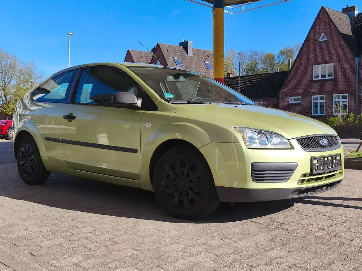 Second-hand Ford Focus Trend 116 CP (85 kW) 2005 Galben Hatchback