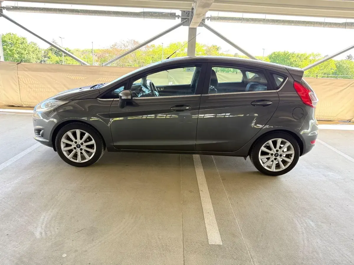 Gebraucht Ford Fiesta Titanium 101 PS (74 kW) 2016 Grau Kleinwagen