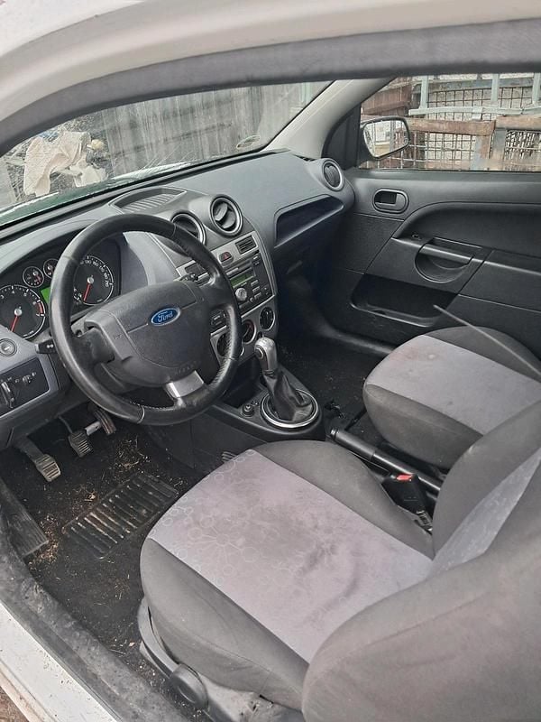 Gebraucht Ford Fiesta 80 PS (58 kW) 2008 Weiß Kleinwagen