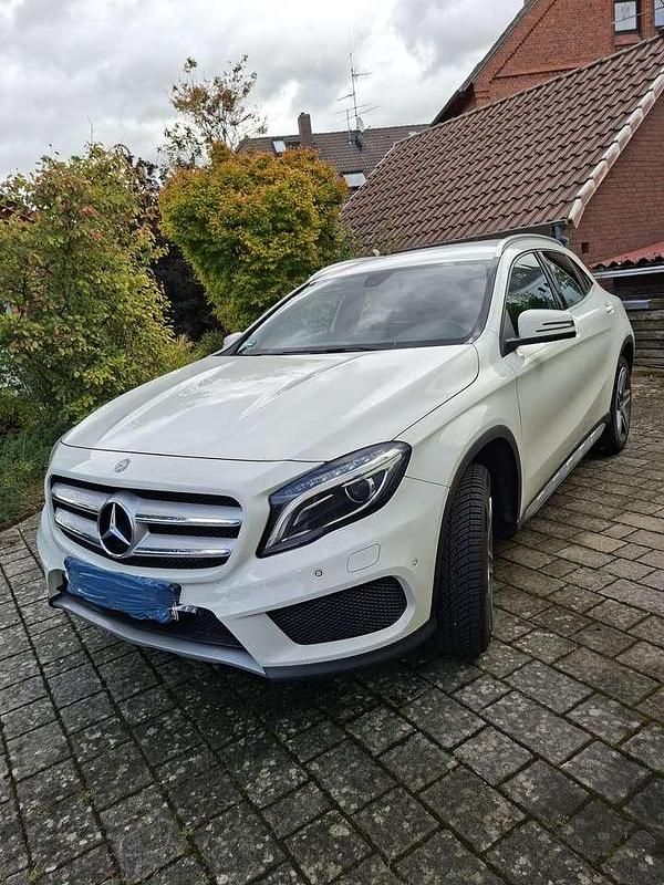 Weiß Gebraucht 2015 Mercedes GLA200 AMG line SUV | 16.300 € (Guter Preis) - Bild 1/4
