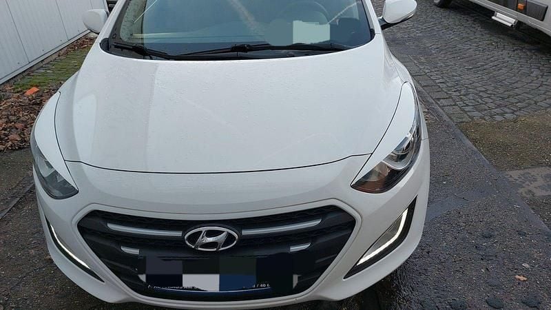 Gebraucht Hyundai i30 Trend 101 PS (74 kW) 2016 Weiß Kombi