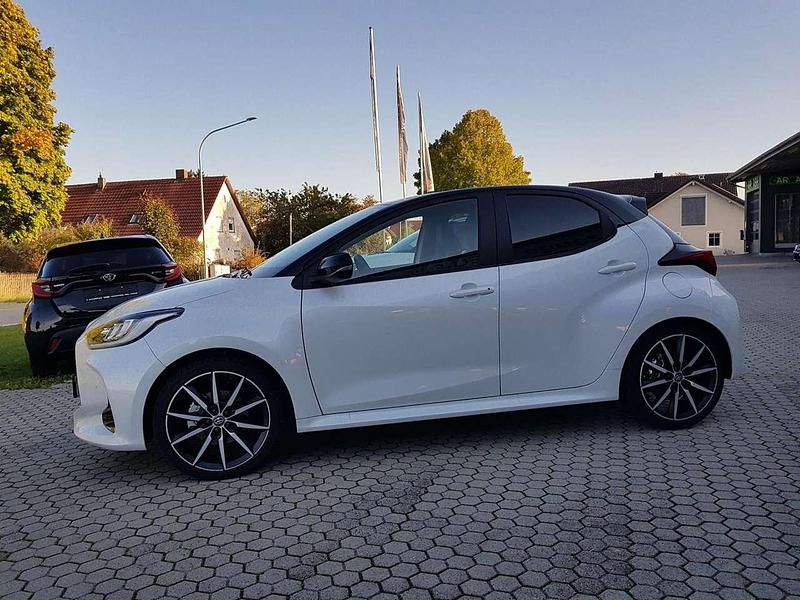 Neu Toyota Yaris Sport 92 PS (67 kW) 2025 Platinumweiß/dach schwarz Kleinwagen