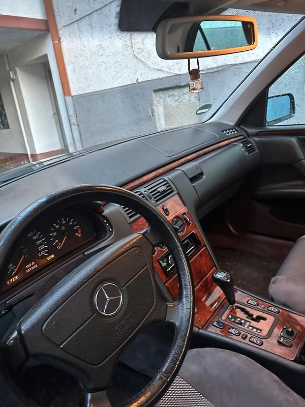 Gebraucht Mercedes E240 170 PS (125 kW) 1999 Schwarz Limousine