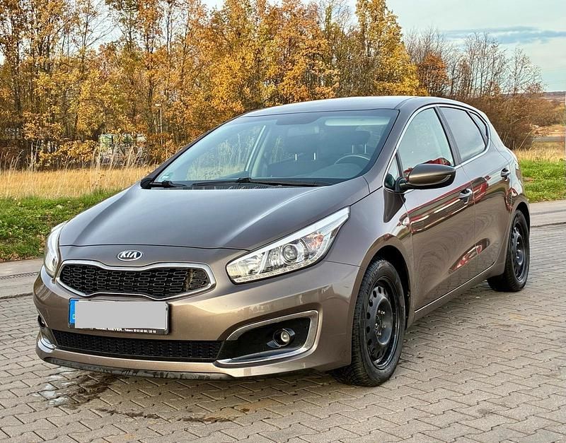 Beige Gebraucht 2016 Kia Ceed GT Limousine | 10.599 € (Fairer Preis) - Bild 1/4