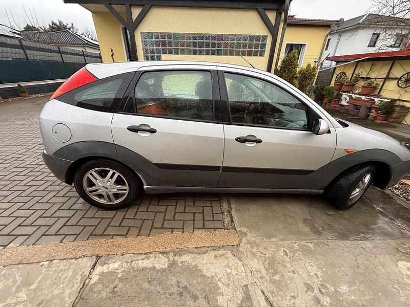 Gebraucht Ford Focus Trend 116 PS (85 kW) 2001 Silber Limousine