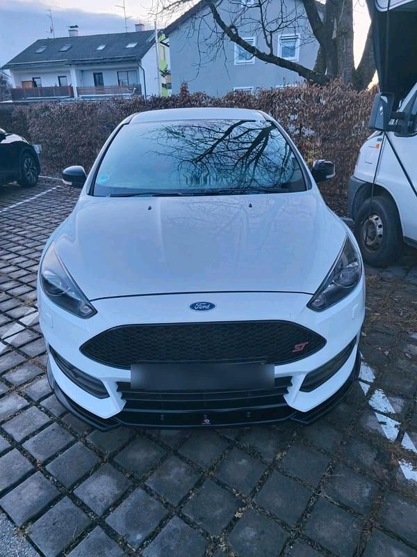 Gebraucht Ford Focus ST 250 PS (183 kW) 2016 Weiß Limousine