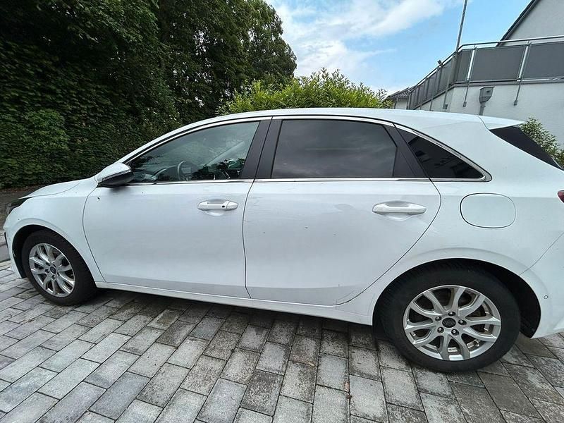 Gebraucht Kia Ceed Spirit 140 PS (102 kW) 2018 Weiß Kleinwagen