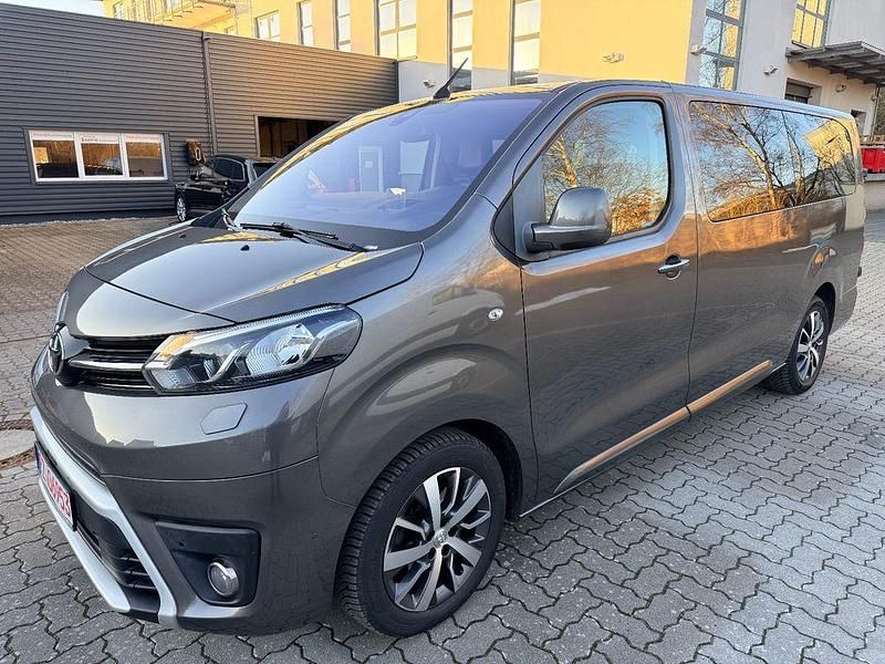 Grau Gebraucht 2019 Toyota Proace Verso Kombi | 24.999 € (Fairer Preis) - Bild 1/4