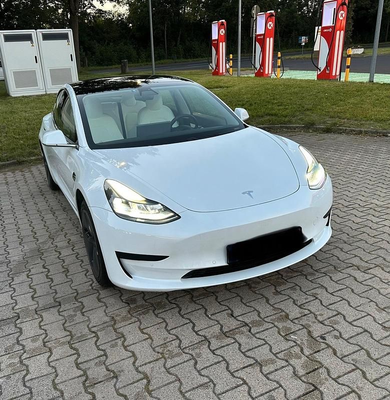 Weiß Gebraucht 2020 Tesla Model 3 Standard Range Plus Limousine | 20.400 € (Fairer Preis) - Bild 1/4