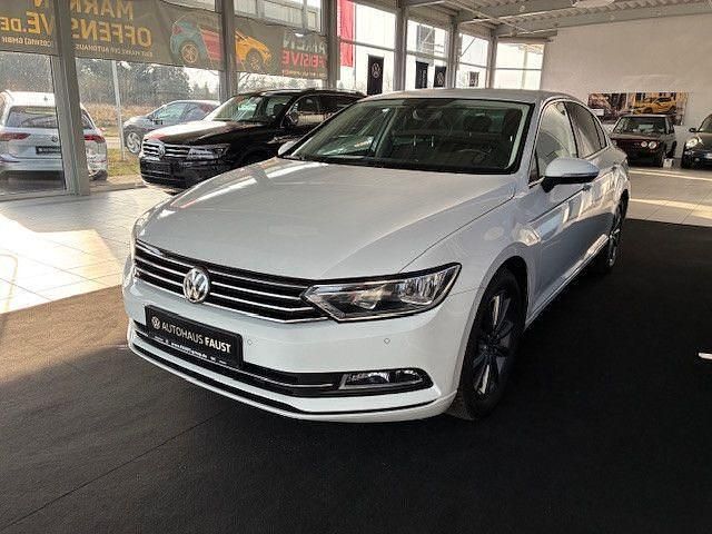 Gebraucht VW Passat Comfortline 150 PS (110 kW) 2018 Weiß Limousine