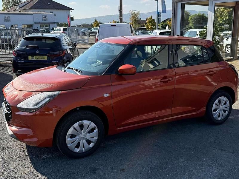 Neu Suzuki Swift Club 83 PS (61 kW) 2025 Flame orange pearl metallic Kleinwagen