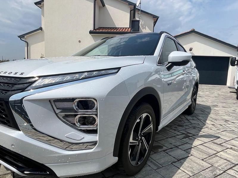 Weiß Gebraucht 2022 Mitsubishi Eclipse Cross Top SUV | 26.500 € (Etwas zu teuer) - Bild 1/4