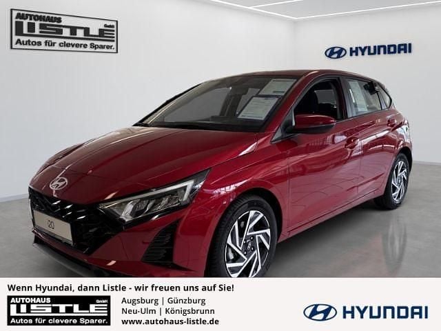 Dragon red Neu 2025 Hyundai i20 Comfort Limousine | 22.985 € (Fairer Preis) - Bild 1/4