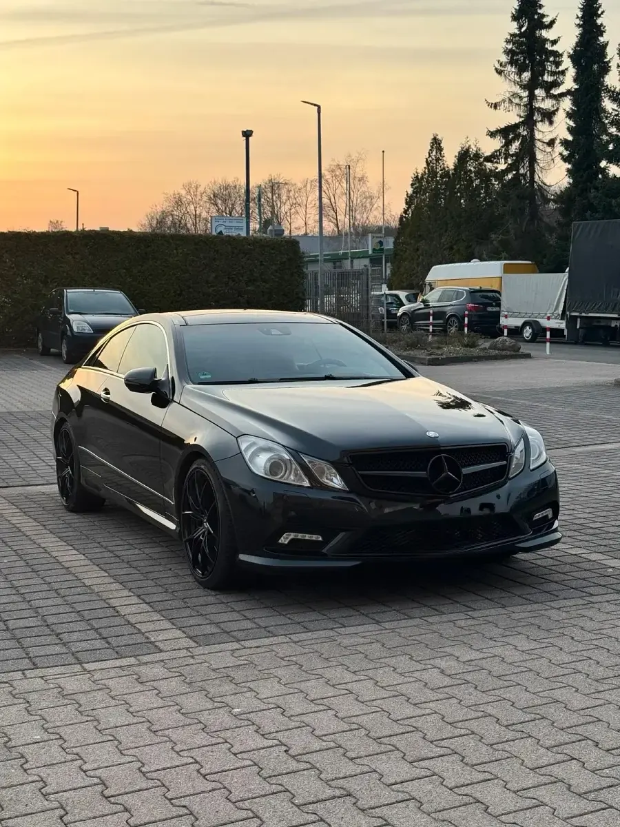 Gebraucht Mercedes E250 Sport 204 PS (150 kW) 2009 Schwarz Coupé