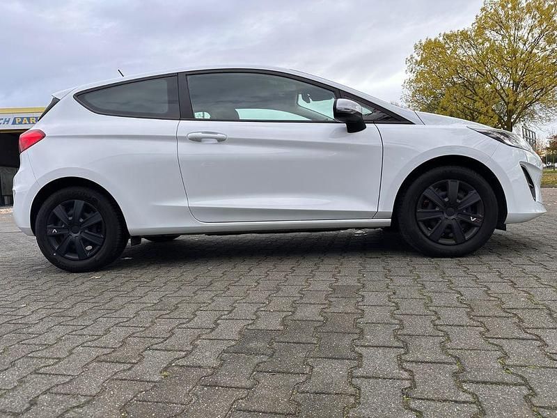 Weiß Gebraucht 2018 Ford Fiesta Trend Kleinwagen | 7.999 € (Etwas zu teuer) - Bild 1/4