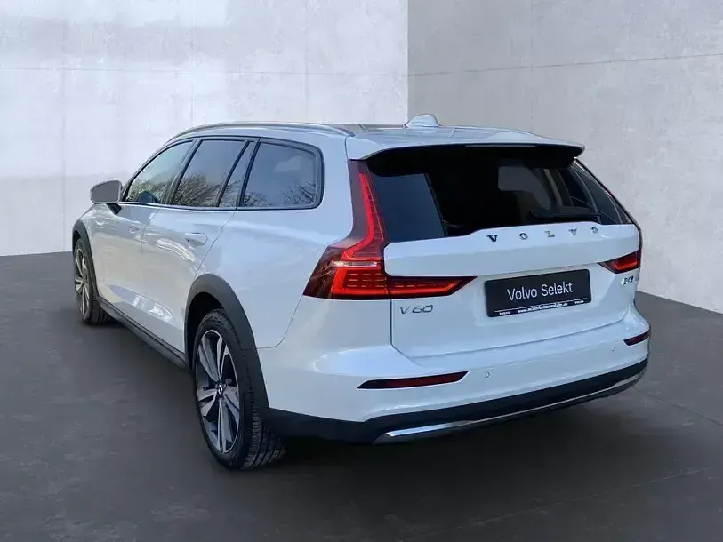Gebraucht Volvo V60 CC Plus 197 PS (144 kW) 2024 Weiß Kombi
