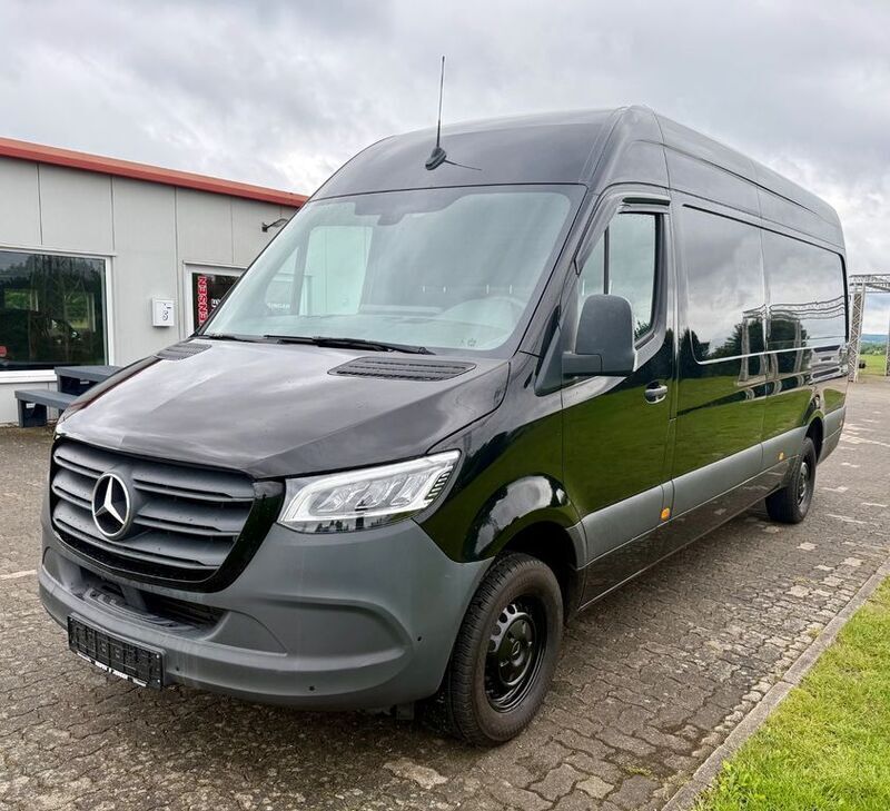 Schwarz Gebraucht 2021 Mercedes Sprinter Van | 31.990 € (Etwas zu teuer) - Bild 1/4
