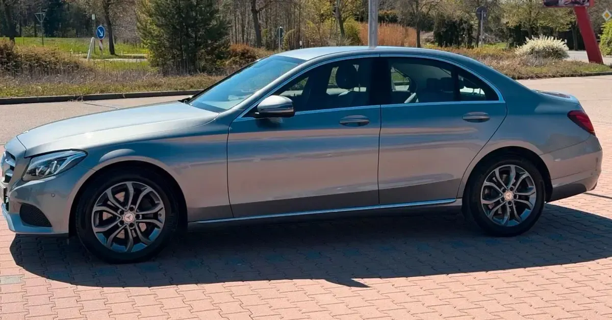 Używany Mercedes C250 204 KM (150 kW) 2015 Srebrny Sedan/Limuzyna