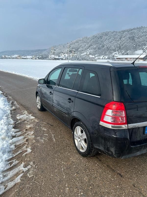 Gebraucht Opel Zafira 125 PS (91 kW) 2011 Schwarz Van / Kleinbus