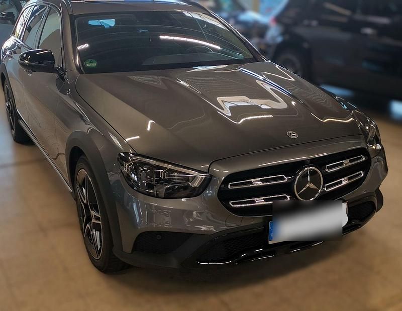 Grau Gebraucht 2023 Mercedes E220 Kombi | 52.900 € - Bild 1/4